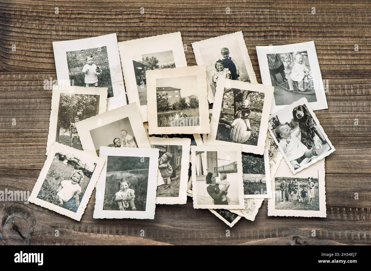 Photos anciennes photos de famille anciennes sur fond de table en bois Banque D'Images