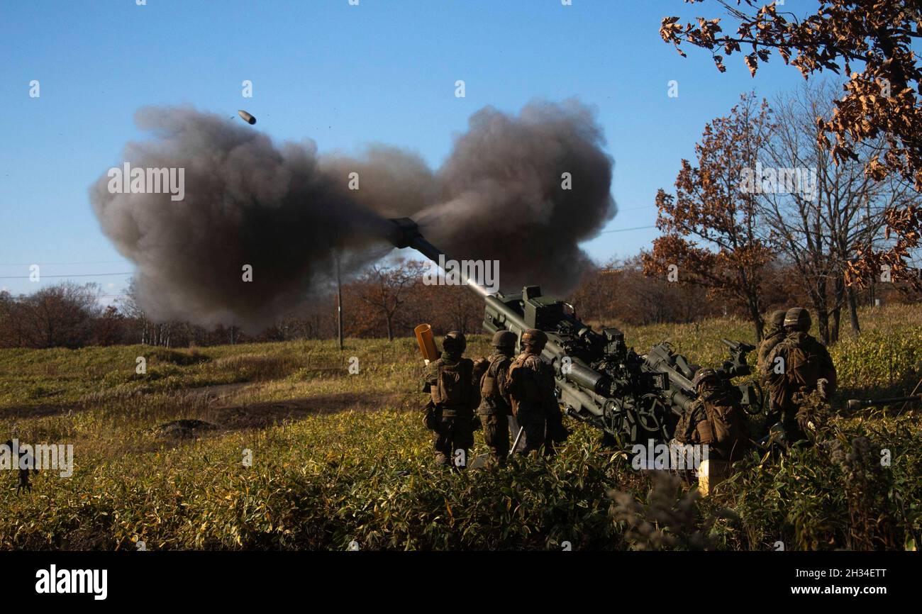 Zone de manœuvre de Yusubetsu, Japon.24 octobre 2021.Marines des États-Unis avec la 3d Marine Division, tirer un Howitzer M777A2 de 155 mm pendant l'entraînement de déplacement de l'Artillerie dans la zone de manœuvre de Yusubetsu le 24 octobre 2021 à Hokkaido, au Japon.Crédit : Lcpl.Lorenzo Ducato/US Marines photo/Alamy Live News Banque D'Images