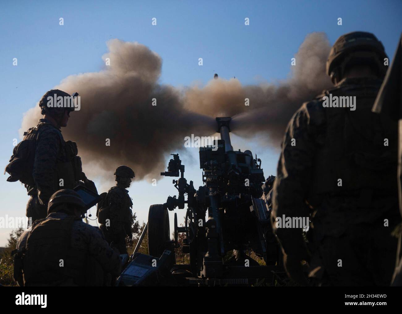 Zone de manœuvre de Yusubetsu, Japon.24 octobre 2021.Marines des États-Unis avec la 3d Marine Division, tirer un Howitzer M777A2 de 155 mm pendant l'entraînement de déplacement de l'Artillerie dans la zone de manœuvre de Yusubetsu le 24 octobre 2021 à Hokkaido, au Japon.Crédit : Lcpl.Lorenzo Ducato/US Marines photo/Alamy Live News Banque D'Images