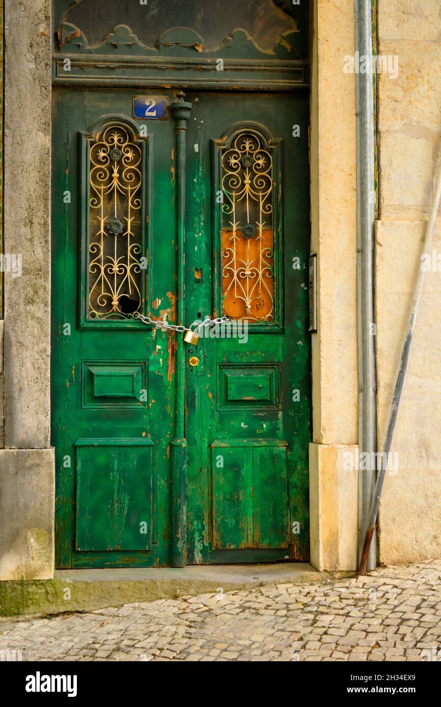 Porte vert émeraude contre un mur en béton gris Banque D'Images