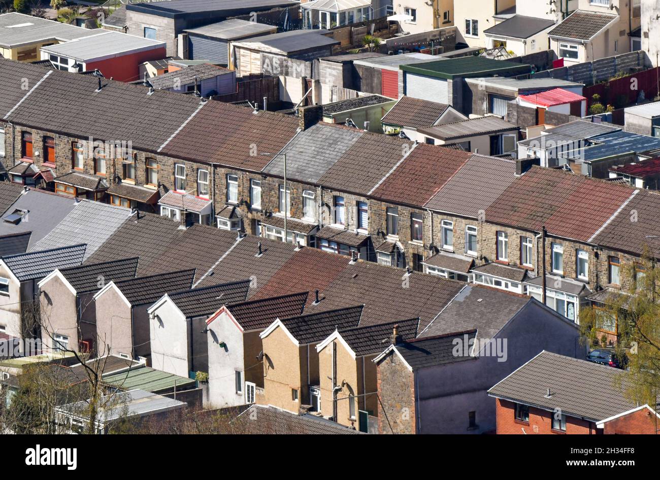 Rhondda, pays de Galles - avril 2021 : arrière et façades de logements traditionnels en terrasse dans la vallée de Rhondda, dans le sud du pays de Galles Banque D'Images