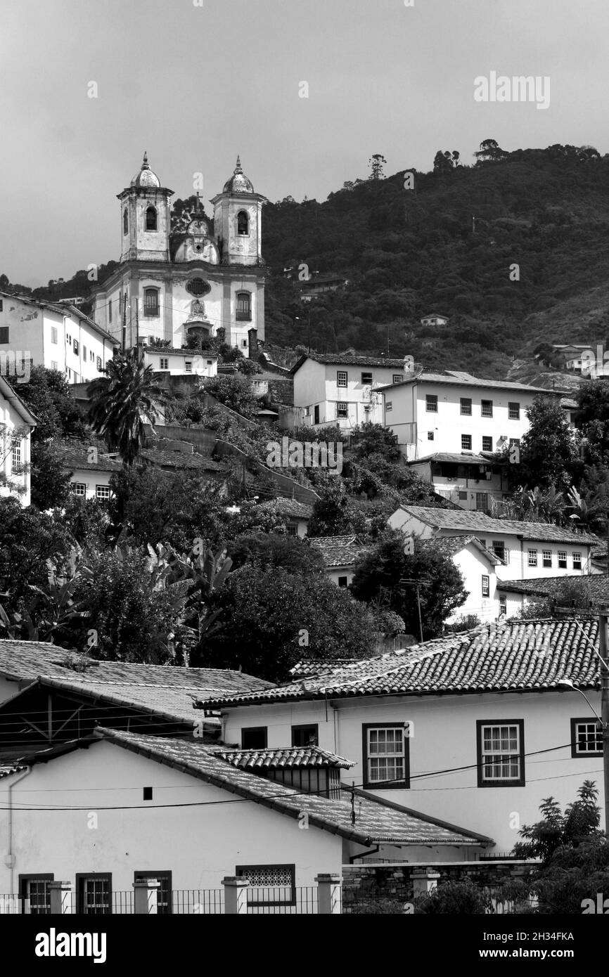 L'église Igreja de Nossa Senhora das Mercês e Perdões sur une colline au-dessus de la ville d'Ouro Preto, Brésil Banque D'Images