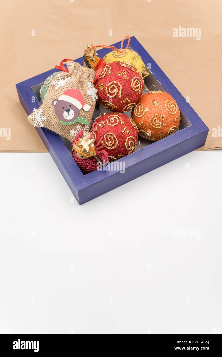 Décorations de Noël dans une boîte en bois sur fond de papier Banque D'Images