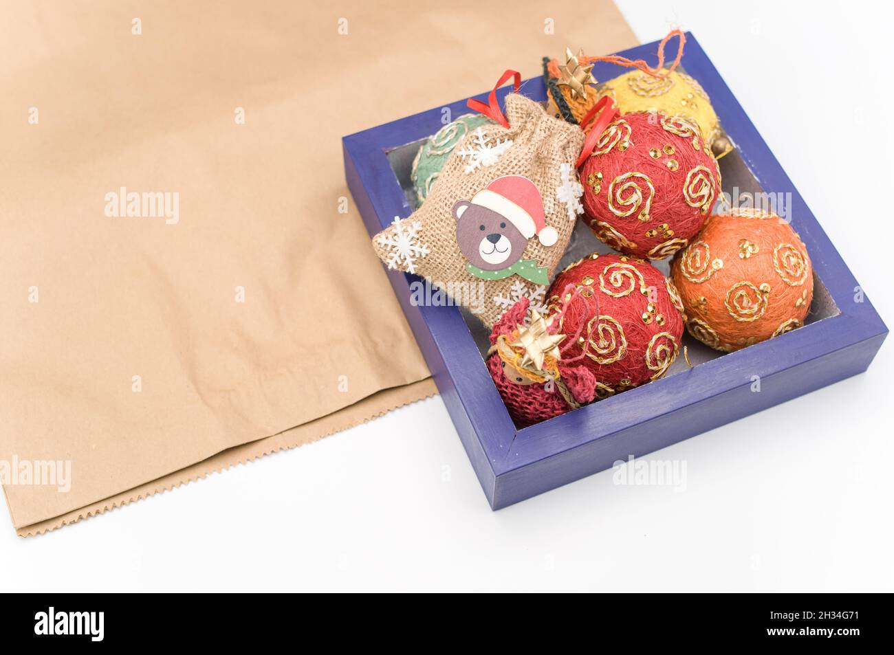 Décorations de Noël dans une boîte en bois sur fond de papier Banque D'Images