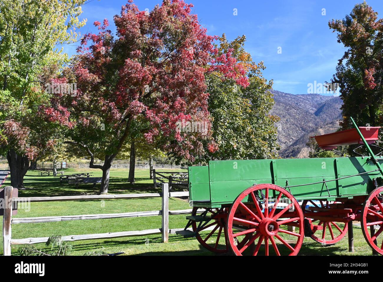 OAK GLEN, CALIFORNIE - 10 octobre 2021 : chariot coloré et feuillage d'automne à l'entrée de Los Rios Rancho, la plus grande ferme Apple de Californie du Sud. Banque D'Images