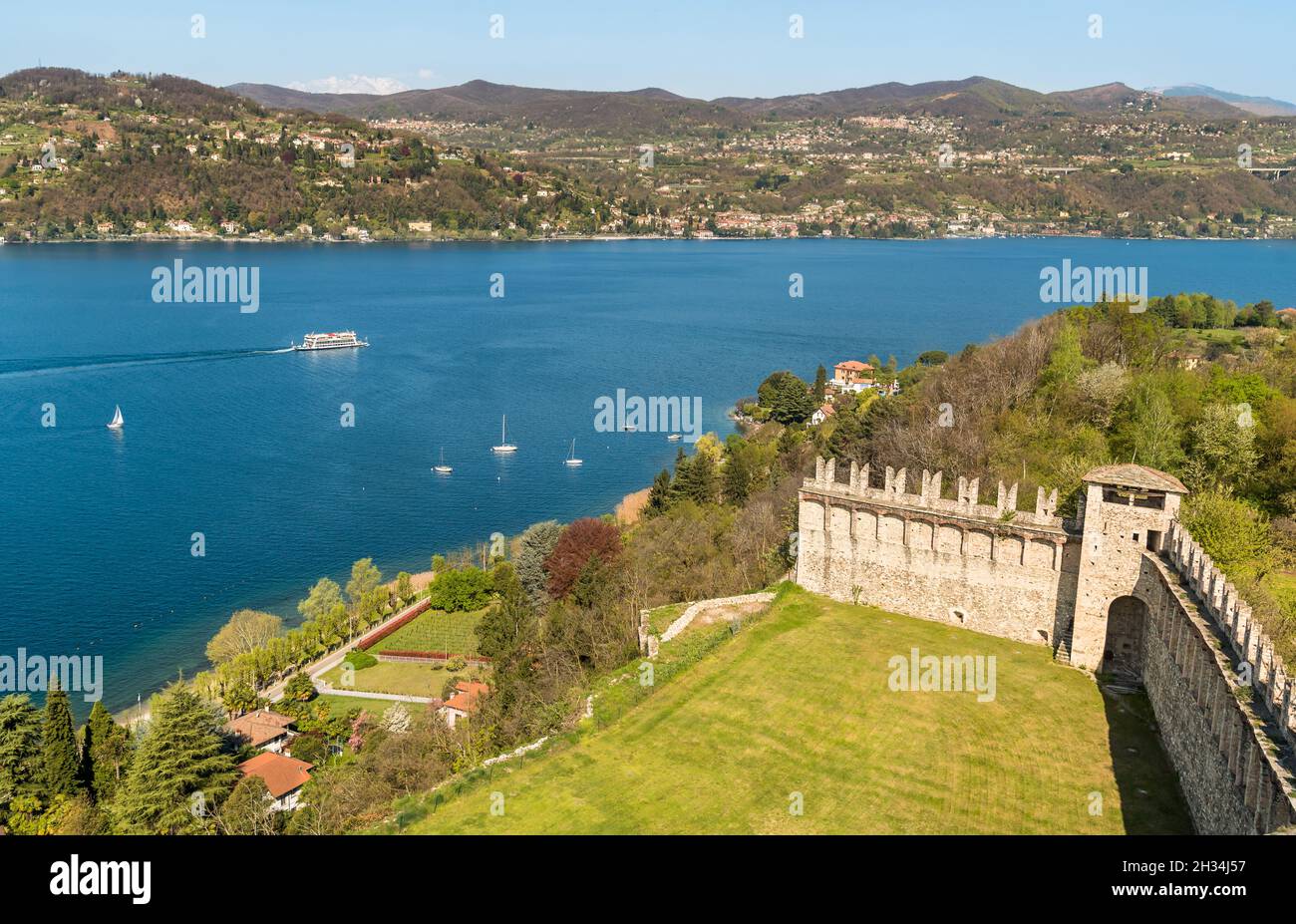 Vue imprenable sur le lac majeur depuis le château Rocca Borromeo di Angera, province de Varèse, Italie Banque D'Images