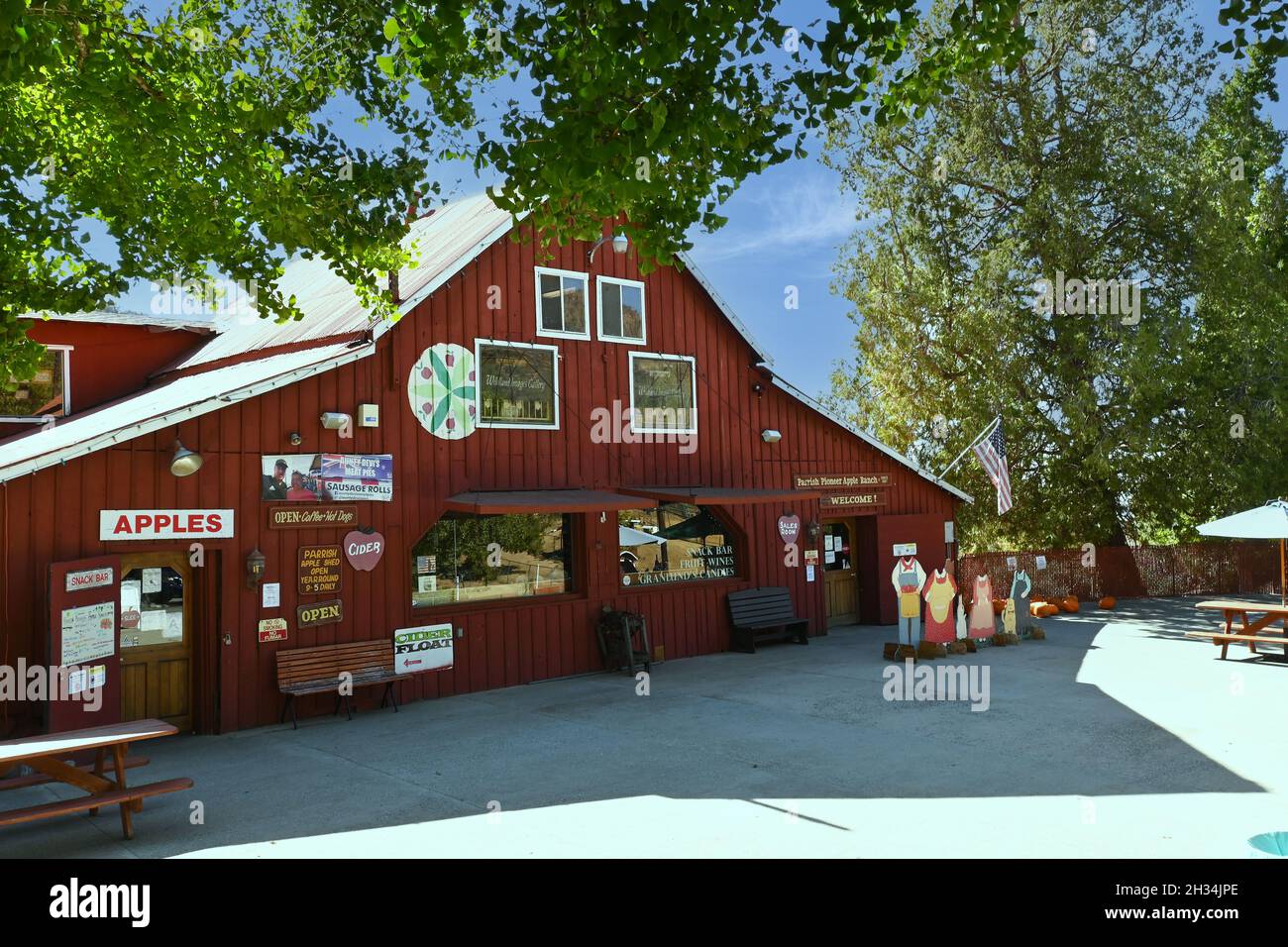 OAK GLEN, CALIFORNIE - 21 octobre 2021 : Parrish Pioneer Ranch offre pommes, beurre de pomme, cidre de pomme, comptoir de rafraîchissements, chocolats gastronomiques et friandises, Banque D'Images