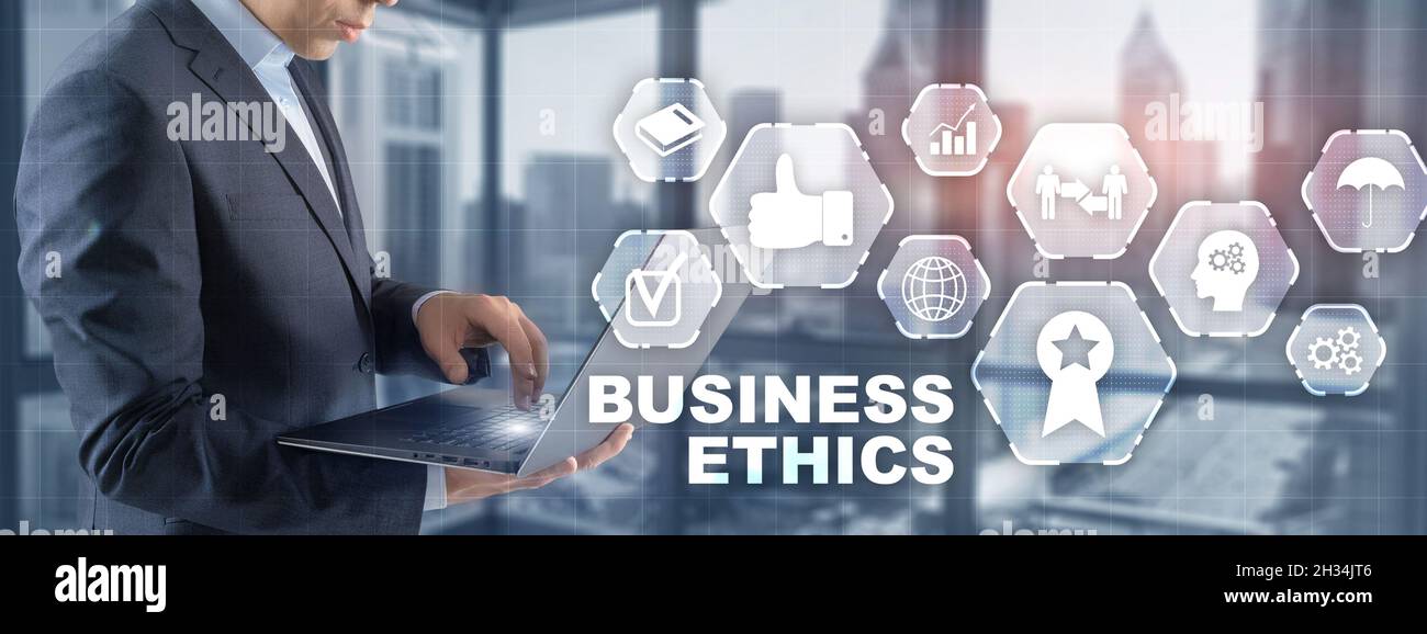 Homme appuyant sur le bouton de l'interface de l'écran virtuel et sélectionnez éthique professionnelle. Banque D'Images