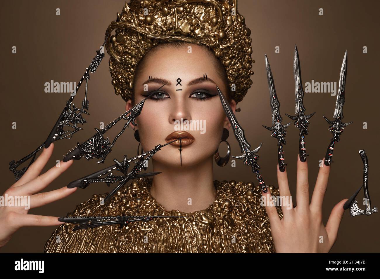 Belle fille avec l'art de la mode créative, coiffure, ongles longs. Manucure Design. Beauté Visage. Banque D'Images