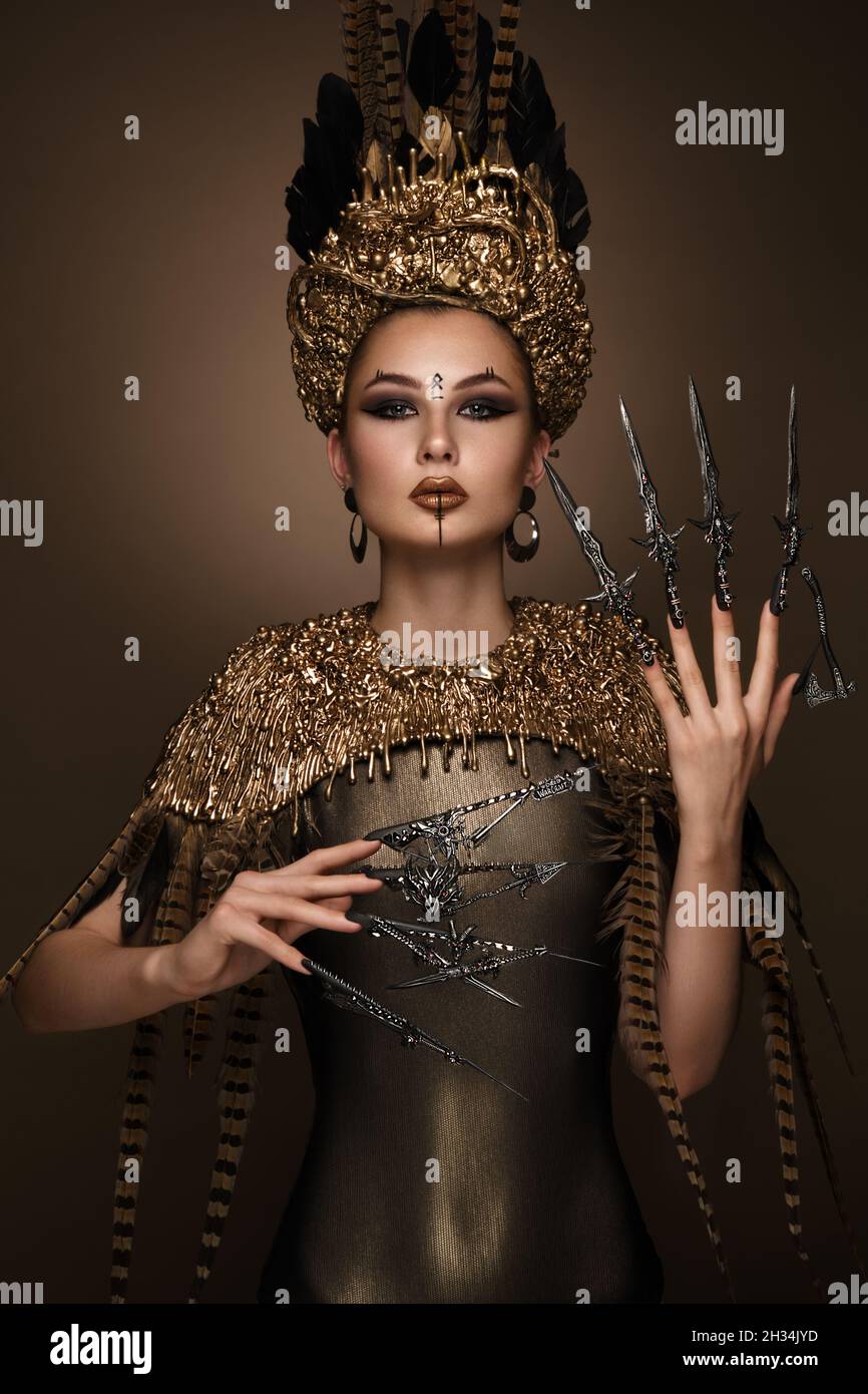 Belle fille avec l'art de la mode créative, coiffure, ongles longs. Manucure Design. Beauté Visage. Banque D'Images