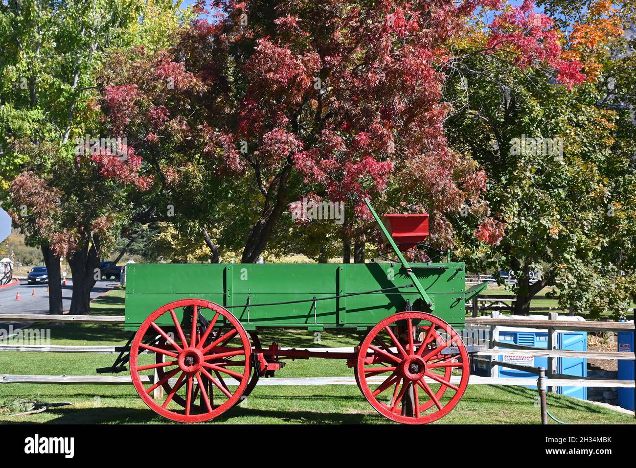 OAK GLEN, CALIFORNIE - 10 octobre 2021 : chariot coloré et feuillage d'automne à l'entrée de Los Rios Rancho, la plus grande ferme Apple de Californie du Sud. Banque D'Images
