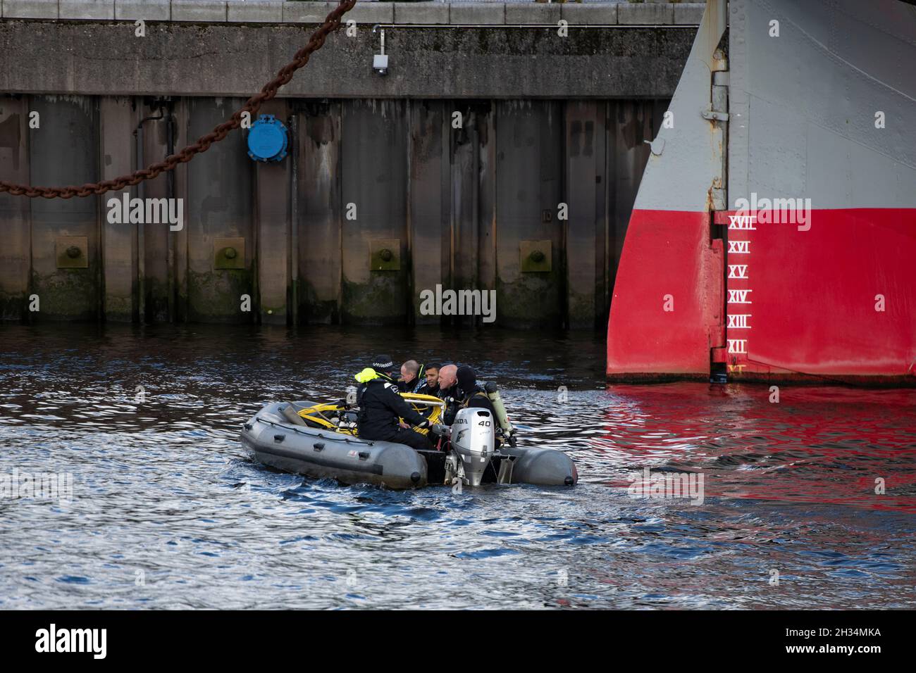 Glasgow, Écosse, Royaume-Uni.25 octobre 2021.PHOTO : bateau de police et plongeurs de police patrouillent la rivière Clyde et le site de la COP26.Vues sur le site de la COP26 montrant la rivière Clyde et le quai, avec les bâtiments du Campus des événements écossais seulement 6 jours jusqu'à ce que les chefs d'État,Avec des milliers de délégués, de médias et de manifestants, on s'attend à ce que le Sommet sur les changements climatiques commence très prochainement à Glasgow, à compter du 31 octobre.Crédit : Colin Fisher/Alay Live News Banque D'Images