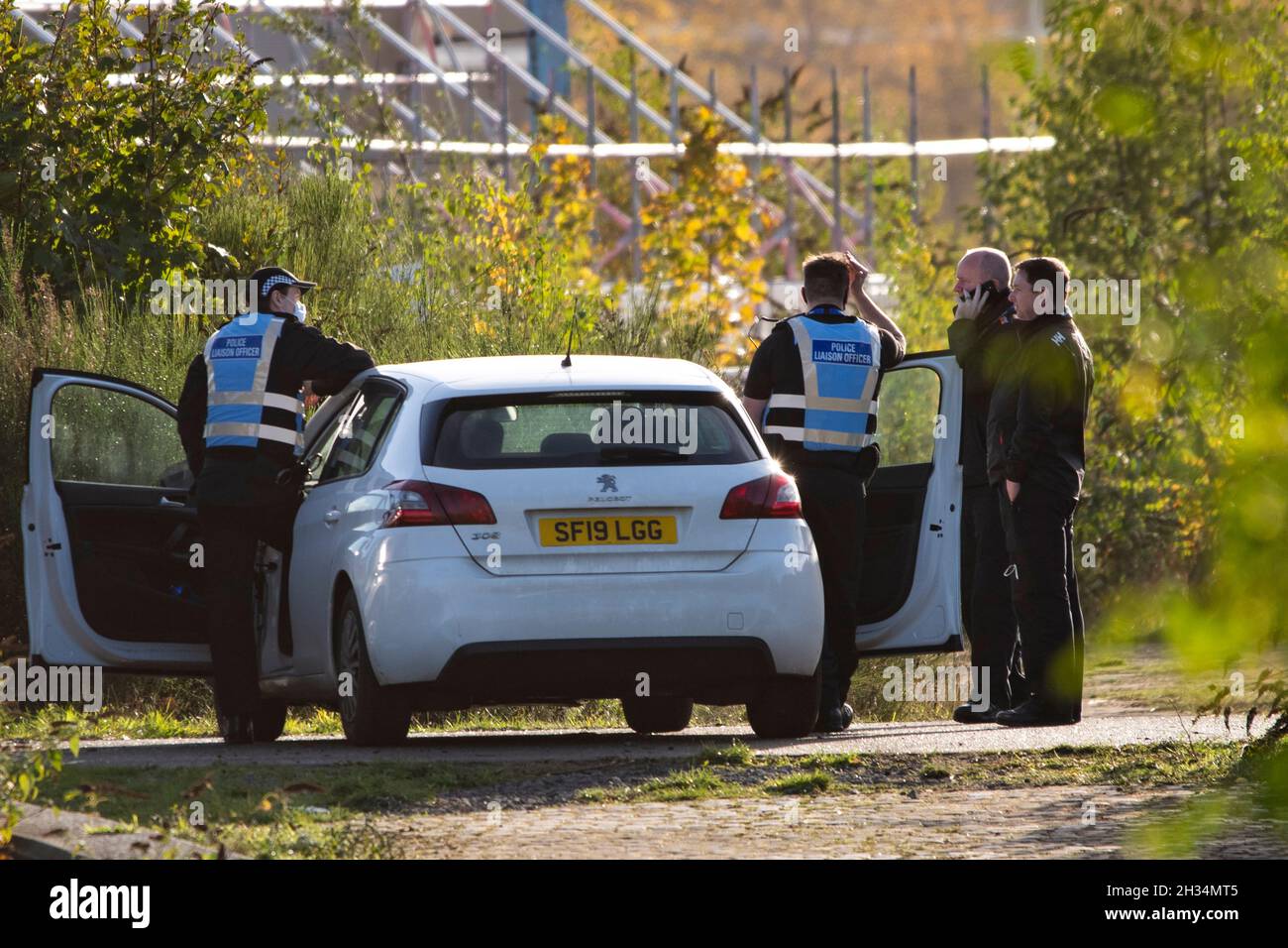 Glasgow, Écosse, Royaume-Uni.25 octobre 2021.PHOTO : les policiers se rassemblent et vérifient le site.Vues sur le site de la COP26 montrant la rivière Clyde et le quai, avec les bâtiments du Campus des événements écossais seulement 6 jours jusqu'à ce que les chefs d'État,Avec des milliers de délégués, de médias et de manifestants, on s'attend à ce que le Sommet sur les changements climatiques commence très prochainement à Glasgow, à compter du 31 octobre.Crédit : Colin Fisher/Alay Live News Banque D'Images