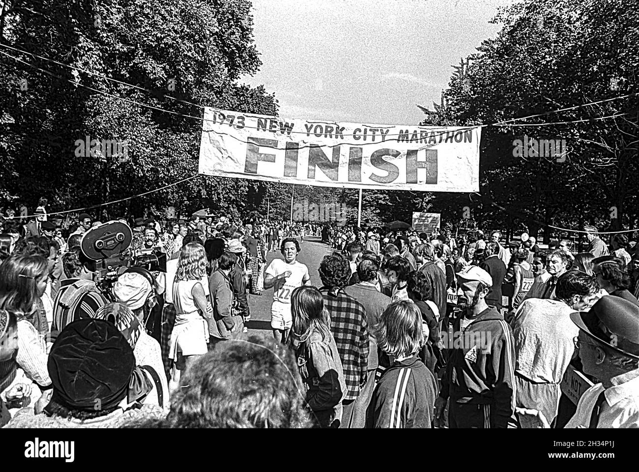 Fred Lebow (R) comme coureur finissant le marathon de New York en 1973. Banque D'Images