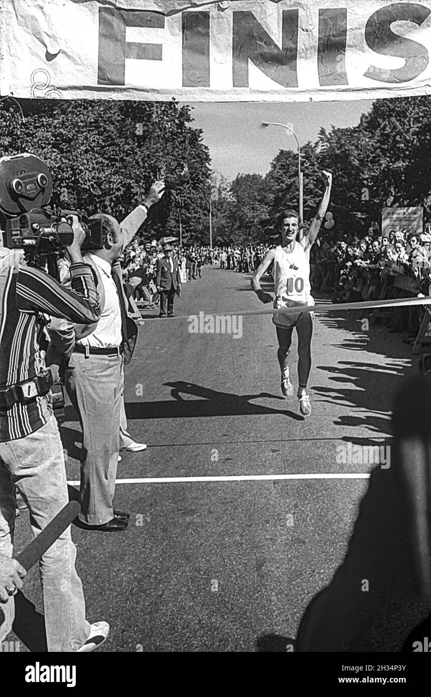 Tom Fleming (États-Unis) gagnant franchissant la ligne d'arrivée au marathon de New York en 1973. Banque D'Images