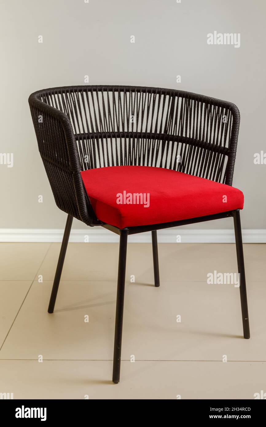 Fauteuil de cuisine contemporain en osier avec tissus d'ameublement en velours. Banque D'Images