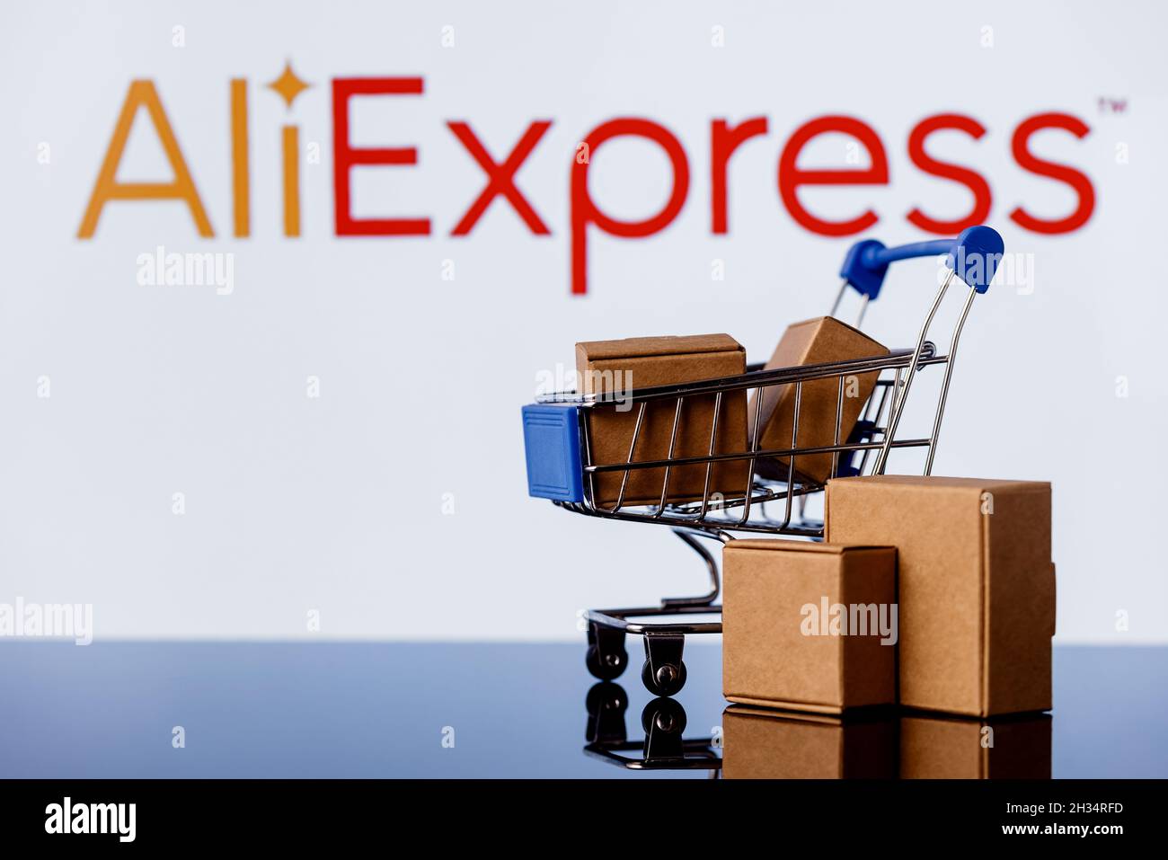 AliExpress est un service de vente au détail en ligne chinois. Panier avec  des colis sur l'arrière-plan du logo AliExpress Photo Stock - Alamy