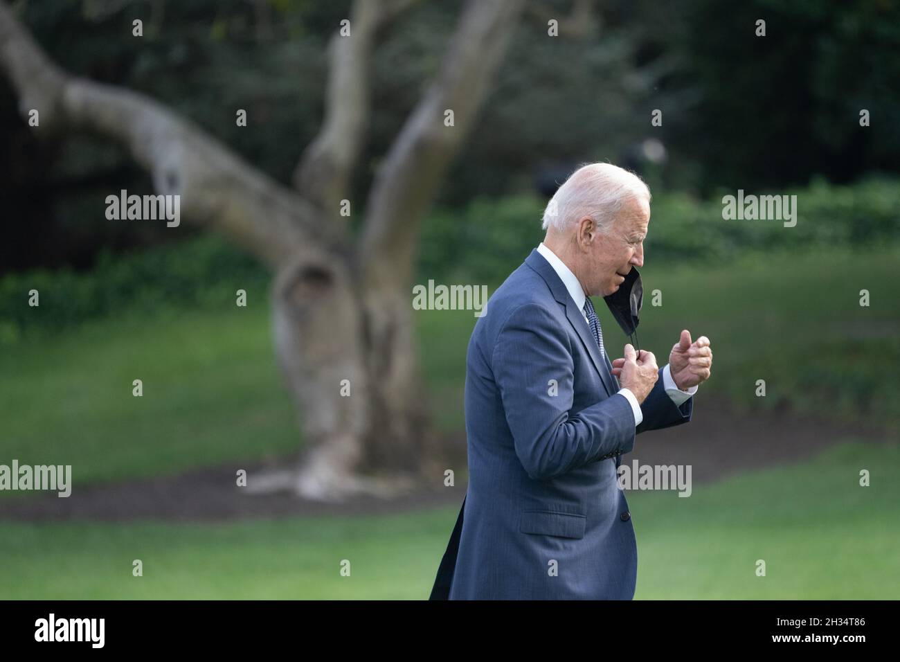 Le président des États-Unis Joe Biden revient à la Maison Blanche à Washington, DC, après avoir pris la parole lors d'événements sur son programme mieux construire le dos, le 25 octobre 2021.Crédit: Chris Kleponis/Pool via CNP/MediaPunch Banque D'Images