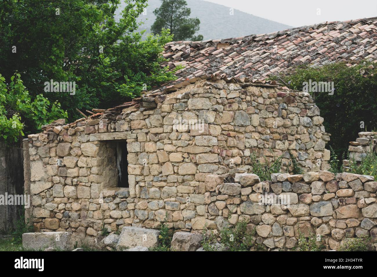 Maisons en pierre abandonnées dans les montagnes d'Aures, en Algérie Banque D'Images