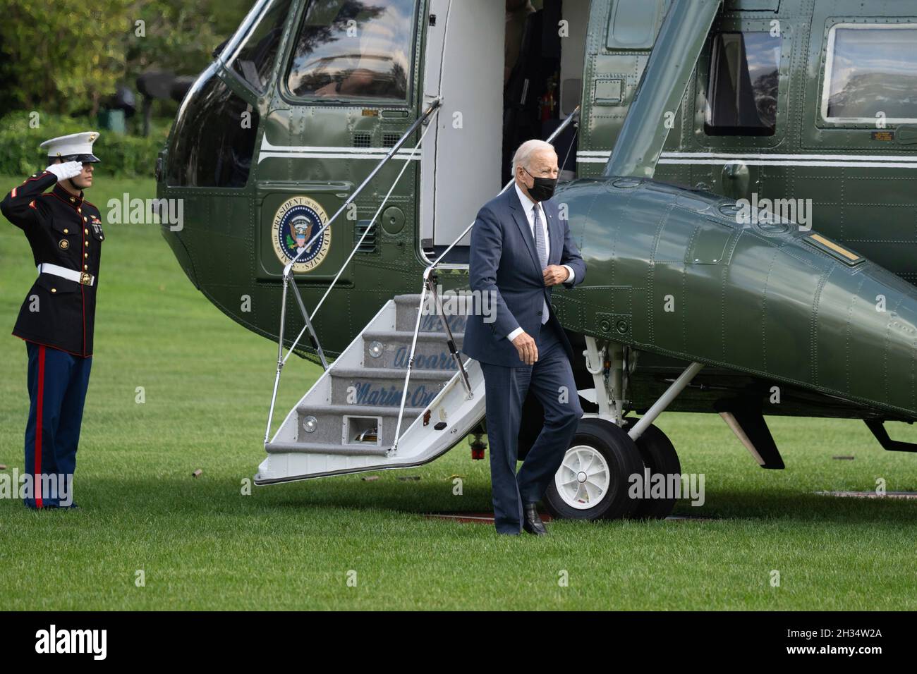 Le président des États-Unis Joe Biden revient à la Maison Blanche à Washington, DC, après avoir pris la parole lors d'événements sur son programme mieux construire le dos, le 25 octobre 2021.Crédit: Chris Kleponis/piscine via CNP Banque D'Images