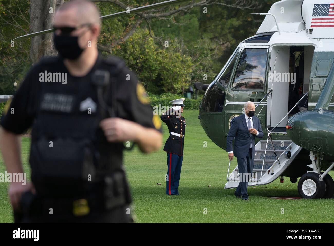 Le président des États-Unis Joe Biden revient à la Maison Blanche à Washington, DC, après avoir pris la parole lors d'événements sur son programme mieux construire le dos, le 25 octobre 2021.Crédit: Chris Kleponis/piscine via CNP Banque D'Images