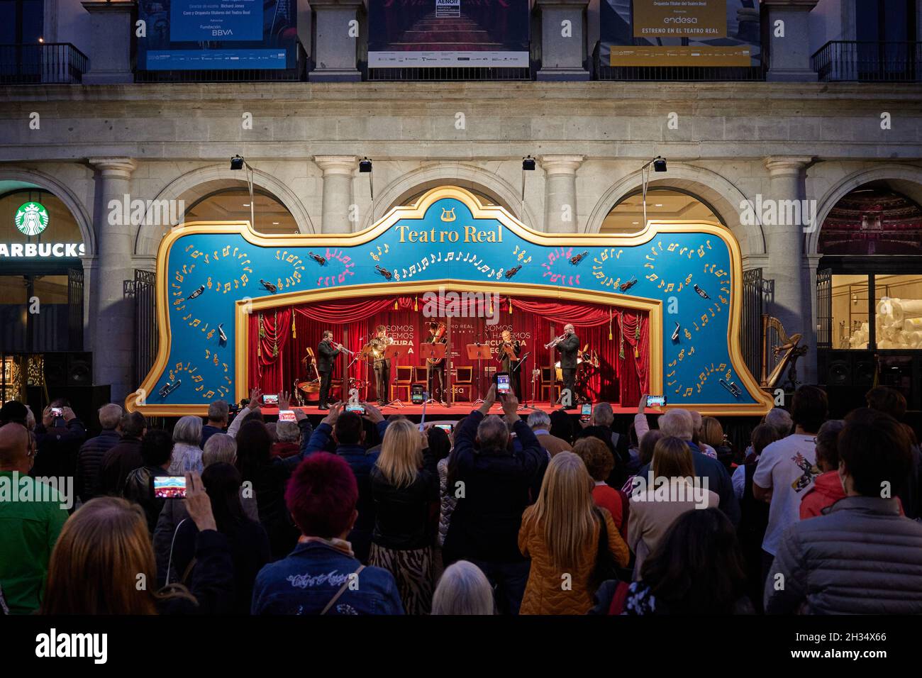 Madrid, Espagne.25 octobre 2021.Les gens regardent un concert à Madrid, Espagne, le 25 octobre 2021.Le nombre cumulé de cas de COVID-19 en Espagne a dépassé la marque de 5 millions lundi après que le ministère de la Santé du pays a confirmé 4,485 nouveaux cas.Credit: Meng Dingbo/Xinhua/Alay Live News Banque D'Images