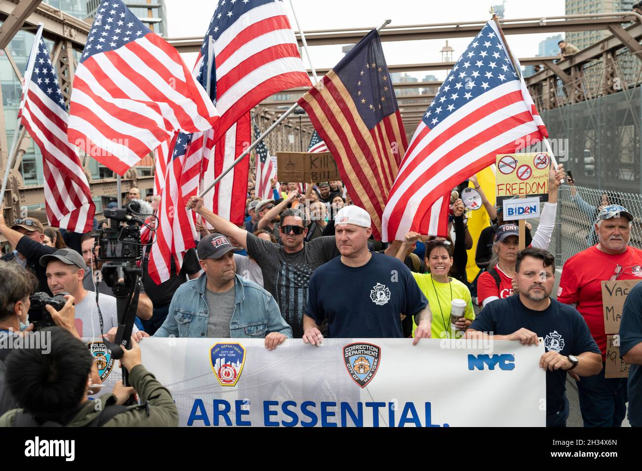 New York, New York, États-Unis.25 octobre 2021.NEW YORK - 25 octobre 2021 : pour LES NOUVELLES.Les pompiers de la FDNY hors service ont dirigé une coalition de travailleurs municipaux de New York lors d'une marche de l'autre côté du pont de Brooklyn à l'hôtel de ville pour protester contre le mandat de vaccin COVID-19 du maire Bill de Blasio.Tout travailleur urbain non vacciné sera mis en congé non rémunéré en novembre dans le cadre du nouveau mandat.(Image de crédit : © Taidgh Barron/ZUMA Press Wire) Banque D'Images