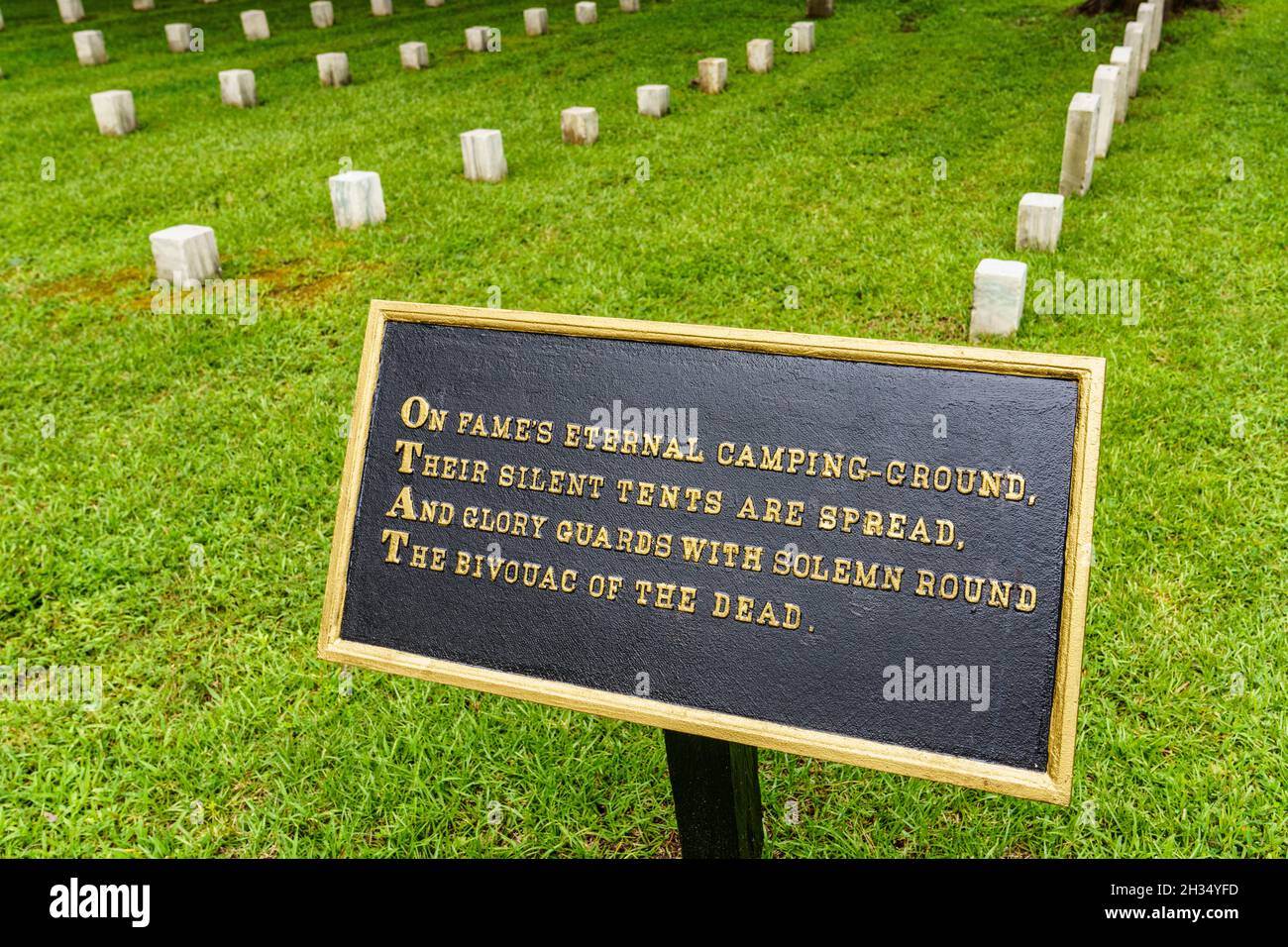 Marqueur Avec Citation De Bivouac Des Morts De Theodore O Hara Dans Le Cimetiere National De Shiloh Situe Dans Le Parc Militaire National De Shiloh A Tenness Photo Stock Alamy