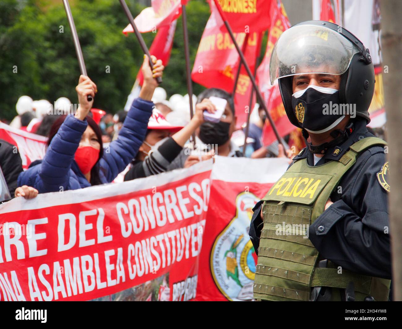 Une police anti-émeutes quand des centaines de manifestants protestent dans la rue pour réclamer la fermeture du congrès, tandis que Mirtha Vasquez, le nouveau Premier ministre péruvien, s'adresse aux membres du Congrès et demande leur vote de confiance. Banque D'Images