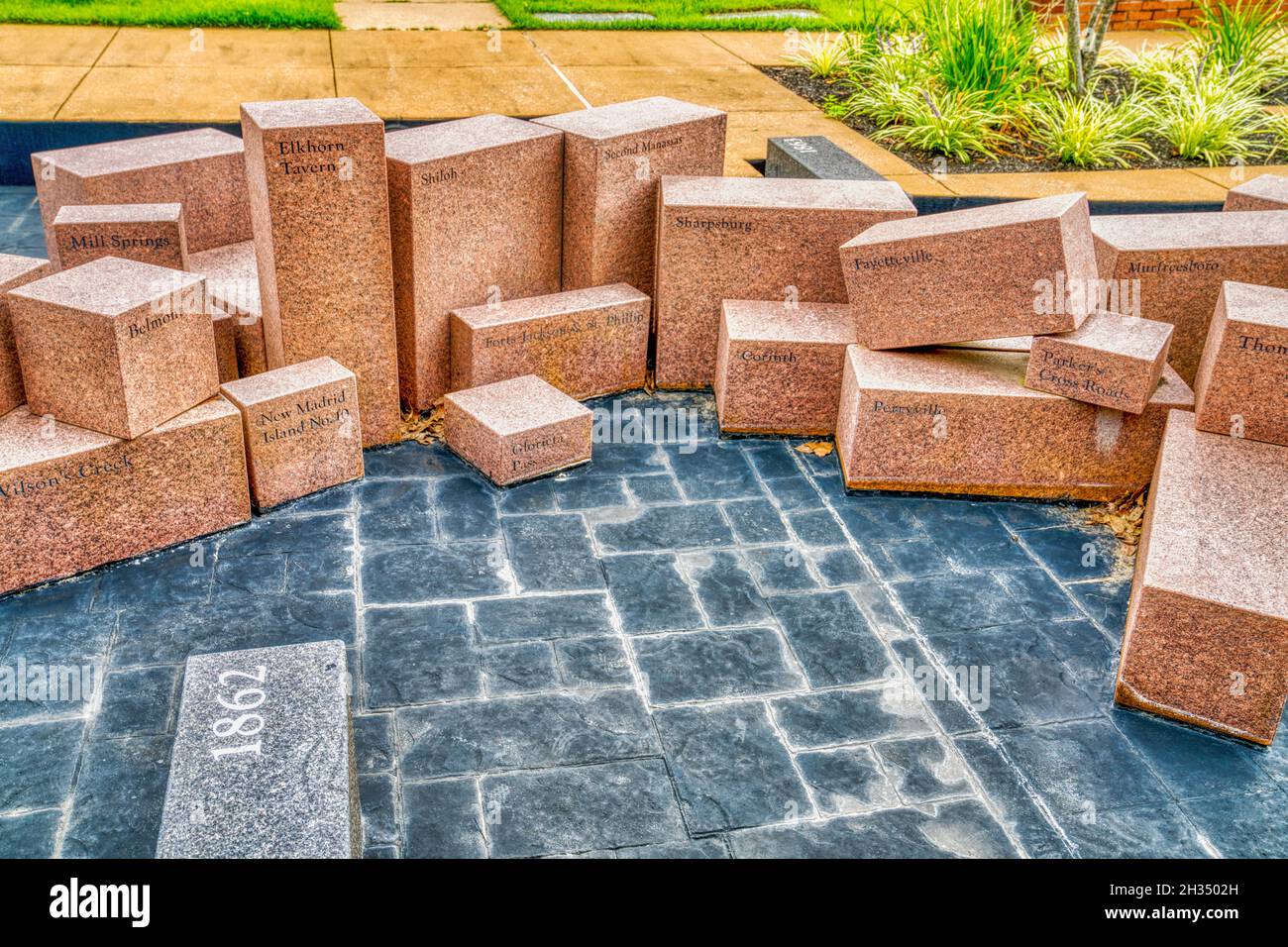 Blocs de granit représentant des batailles dans la cour du Centre d'interprétation de la guerre civile de Corinthe, qui fait partie du parc militaire national de Shiloh au Mississippi Banque D'Images