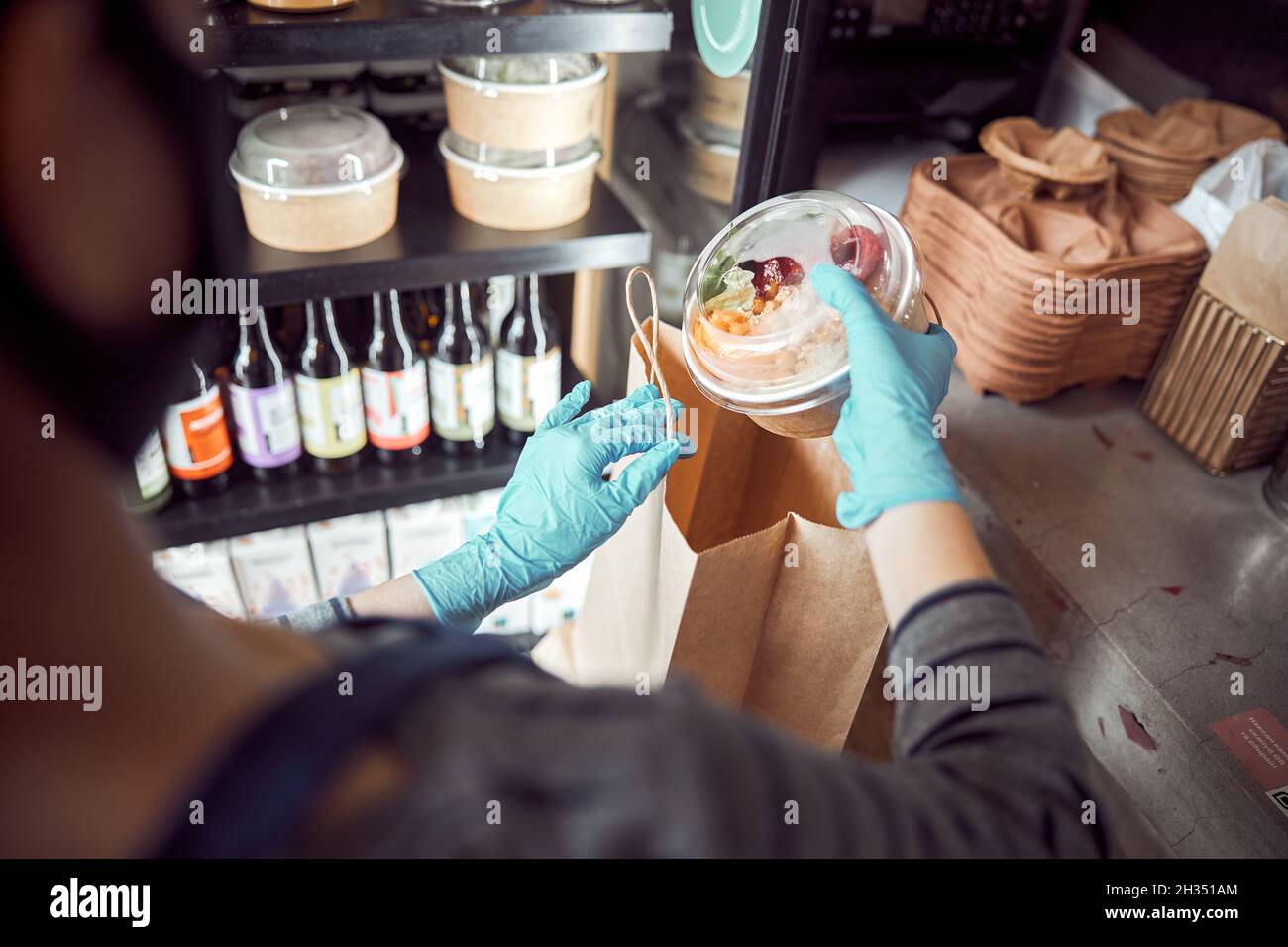 Un employé de café asiatique prépare un repas à emporter à l'intérieur Banque D'Images