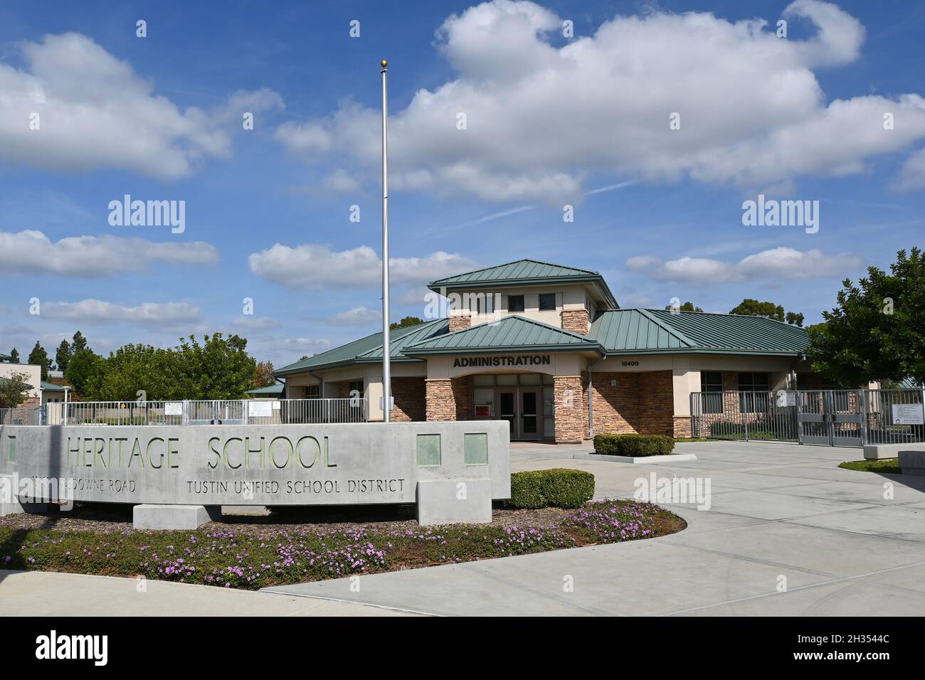 TUSTIN, CALIFORNIE - 24 OCT 2021 : le bâtiment administratif du Heritage Elementary offre à tous les élèves des possibilités d'apprentissage À LA VAPEUR de haute qualité. Banque D'Images