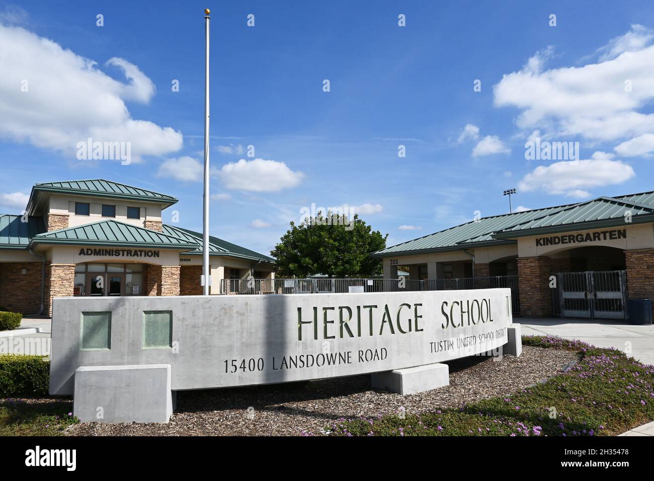 TUSTIN, CALIFORNIE - 24 octobre 2021 : bâtiments de l'administration élémentaire du patrimoine et de la maternelle où les élèves reçoivent un apprentissage À LA VAPEUR de haute qualité Banque D'Images
