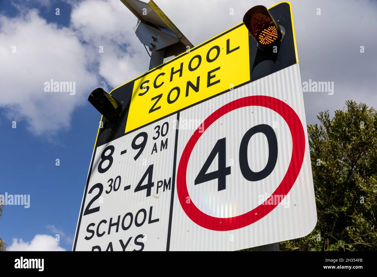 Panneau australien de zone scolaire alimenté par l'énergie solaire à Sydney avec limite de vitesse maximale de 40 km/heure pendant les heures définies Banque D'Images