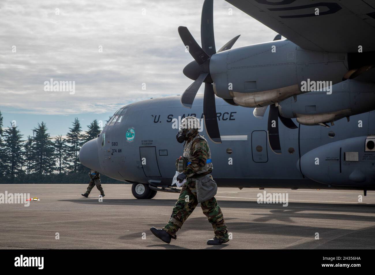 Airman 1re classe Anthony Allende, chef d'équipage du 374e Escadron de maintenance d'aéronefs, parcourt un C-130J Super Hercules après avoir installé des cales de roue autour des pneus lors d'une inspection de préparation de Samurai à la base aérienne de Yokota, au Japon, le 25 octobre 2021.Les aviateurs de Yokota ont démontré comment décontaminer un avion exposé à un agent chimique ou biologique.Le SRI est un exercice qui maintient les capacités de préparation opérationnelle.(É.-U.Photo de la Force aérienne par Yasuo Osakabe) Banque D'Images