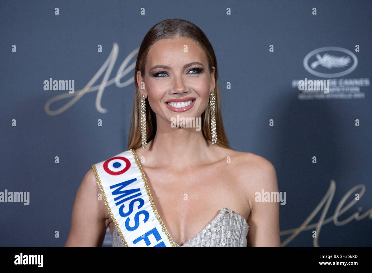 Miss France 2021 Amandine petit assister à la première d'Aline au Grand