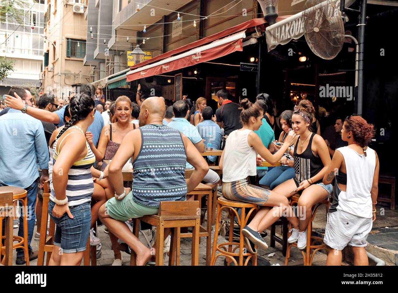 Une scène de fête de rue en plein air dans le quartier animé de Hamra à ...