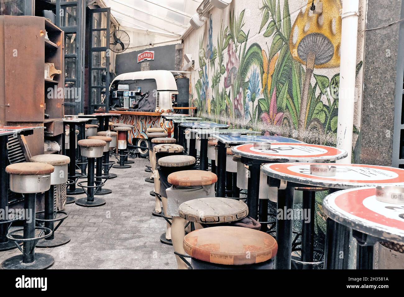 Un bar vide dans le quartier de Hamra, généralement populaire, à Beyrouth, au Liban.Hamra est connue pour sa vie nocturne animée, soutenue par la population étudiante de la région. Banque D'Images