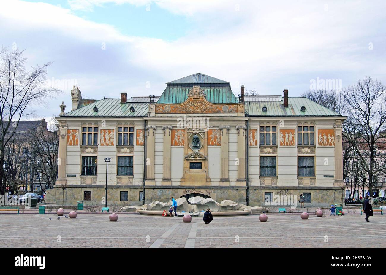 Le Palais d'Art de Cracovie, situé sur la place Szczepanski à Cracovie, en Pologne, a ouvert ses portes en 1901. Il a été le premier bâtiment Art Nouveau de Cracovie et fait partie du riche patrimoine architectural et culturel polonais de la ville. C'est le siège de la Société des amis des Beaux-Arts et organise des expositions dans ce bâtiment historique de la vieille ville de Cracovie. Banque D'Images