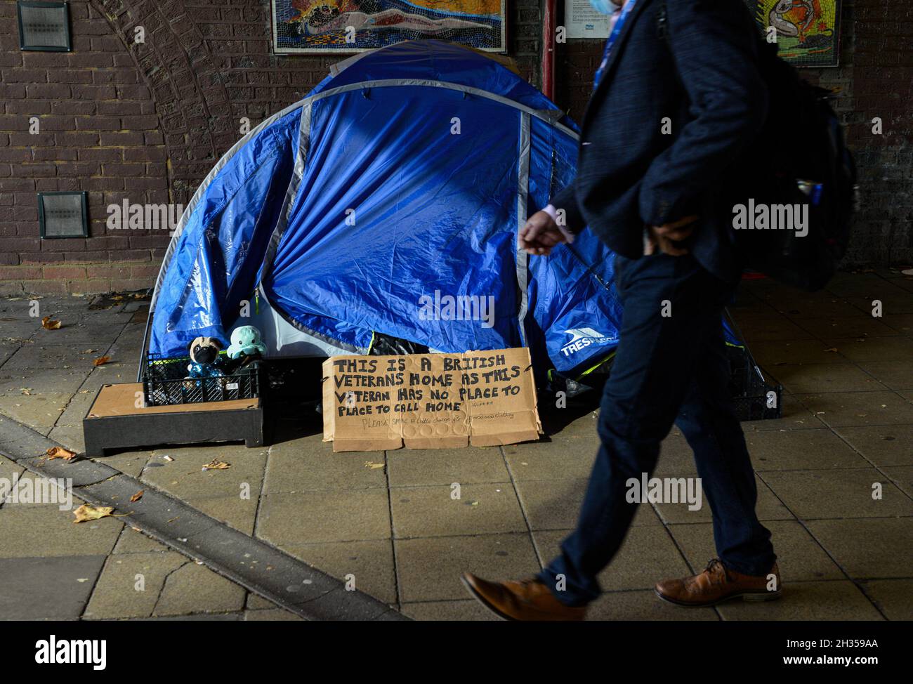 Londres, Royaume-Uni.25 octobre 2021.Un homme passe devant une tente de sommeil agitée à Tenison Way à Waterloo, Londres.Crédit : SOPA Images Limited/Alamy Live News Banque D'Images