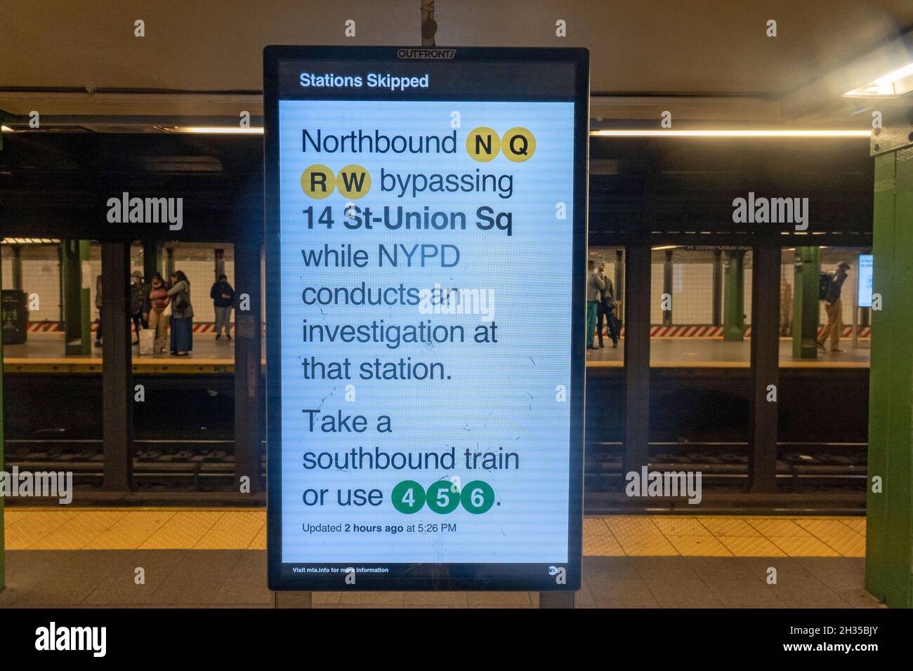 NEW YORK, NY – 25 OCTOBRE : un panneau indiquant une station de métro de Union Square a été vu le 25 octobre 2021 à New York.Un homme a été abattu dans la jambe lors d'une tentative de vol de téléphone cellulaire sur un train N en direction du nord alors qu'il approchait de la gare Union Square juste avant 5 heures. L'homme de 42 ans, selon NYPD, a été tué parce qu'il n'a pas agi assez vite.La victime a été emmenée à Bellevue dans un état stable.Le suspect fuit le train et la gare. Banque D'Images