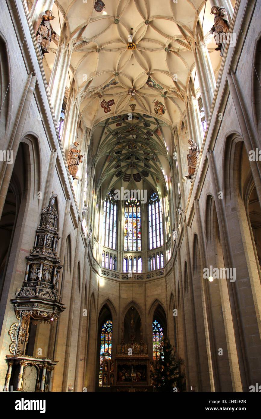 Intérieur de l'église Sainte-Barbara, plafond voûté gothique et colonnes, vue sur l'autel, Kutna Hora, Tchéquie Banque D'Images