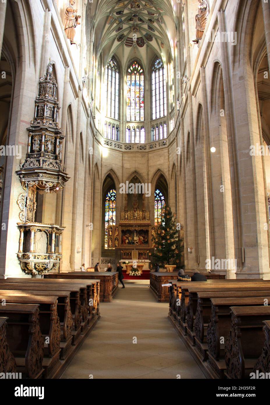 Intérieur de l'église Sainte-Barbara, nef principale, plafond voûté gothique et colonnes, vue sur l'autel, Kutna Hora, Tchéquie Banque D'Images