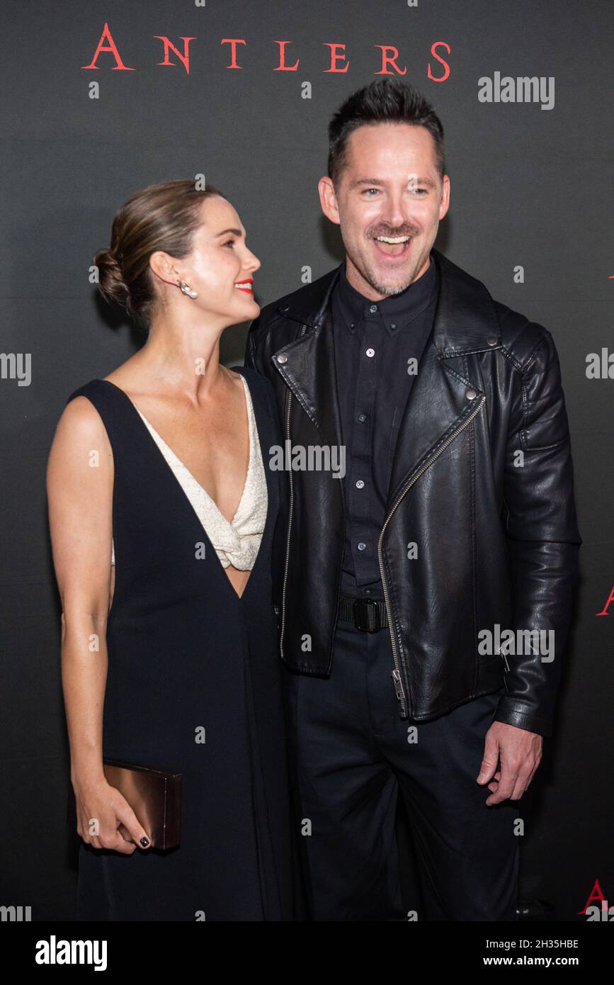 New York, États-Unis.25 octobre 2021.Keri Russell et Scott Cooper assistent à la projection spéciale de « Antlers » au Regal Essex Crossing & RPX à New York, New York, le 25 octobre 2021.(Photo de Gabriele Holtermann/Sipa USA) crédit: SIPA USA/Alay Live News Banque D'Images