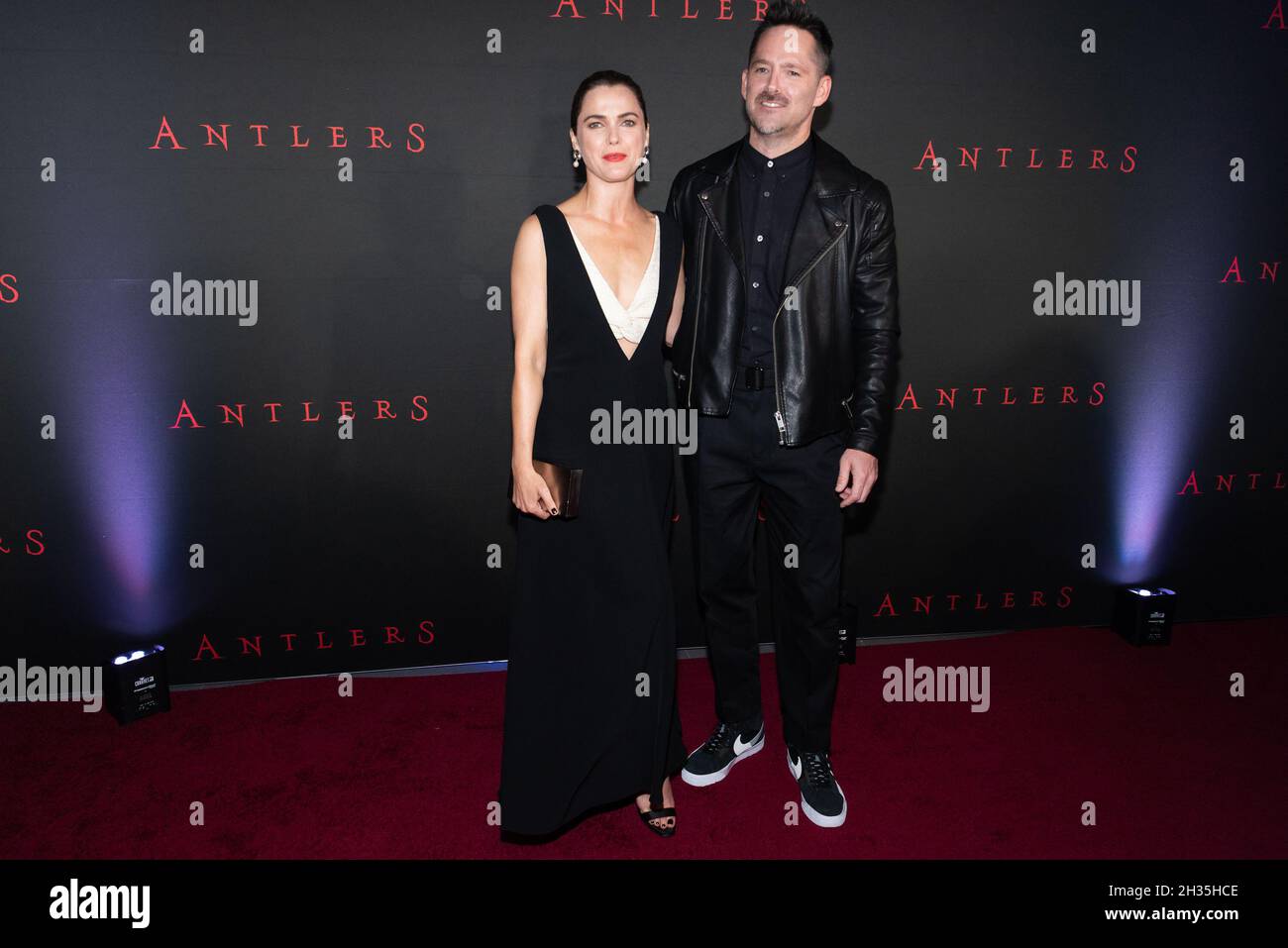 New York, États-Unis.25 octobre 2021.Keri Russell et Scott Cooper assistent à la projection spéciale de « Antlers » au Regal Essex Crossing & RPX à New York, New York, le 25 octobre 2021.(Photo de Gabriele Holtermann/Sipa USA) crédit: SIPA USA/Alay Live News Banque D'Images