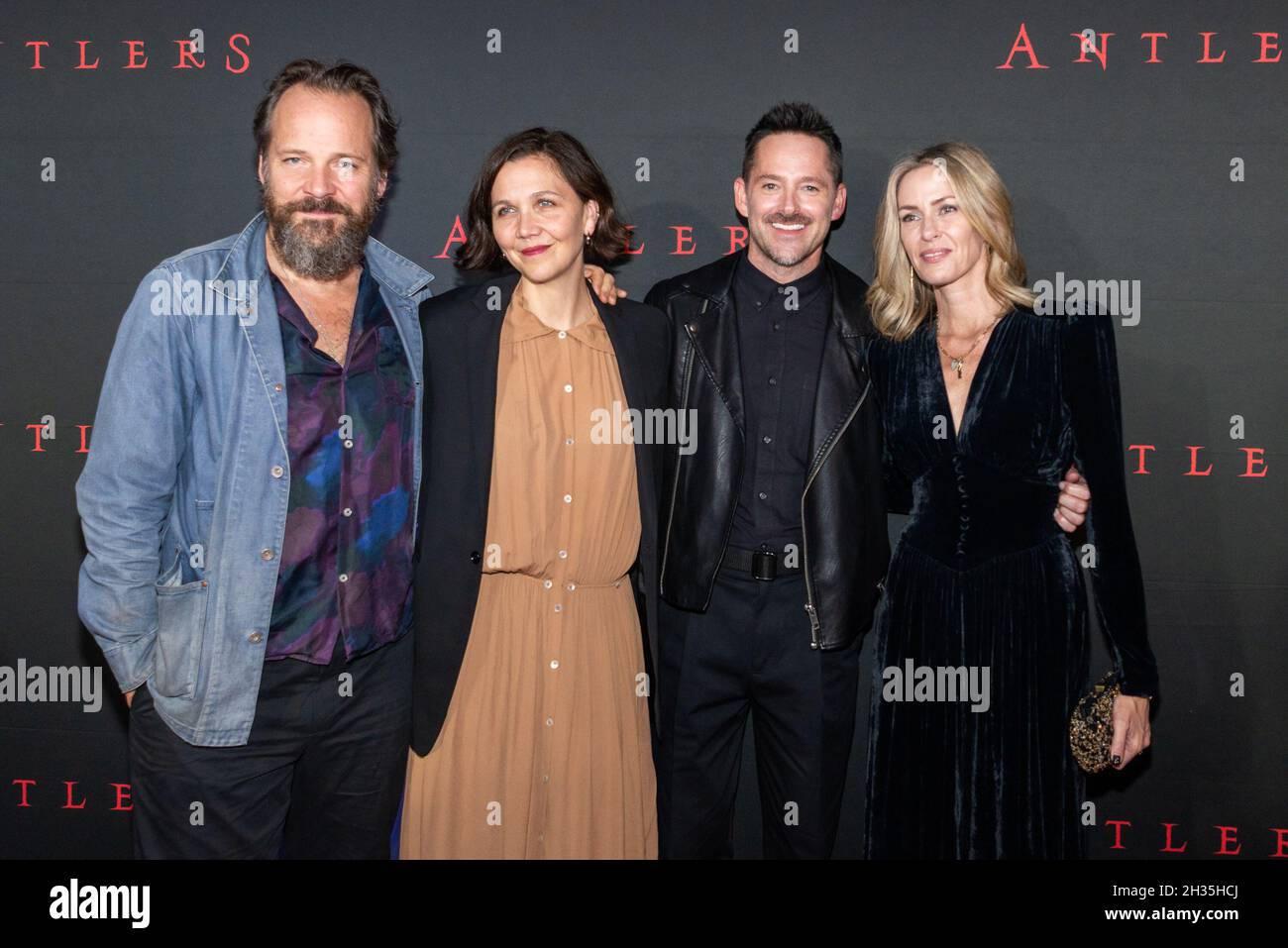 New York, États-Unis.25 octobre 2021.(G-D) Peter Sarsgaard, Maggie Gyllenhaal, Scott Cooper et Jocelyne Cooper assistent à la projection spéciale de « Antlers » au Regal Essex Crossing & RPX à New York, New York, le 25 octobre 2021.(Photo de Gabriele Holtermann/Sipa USA) crédit: SIPA USA/Alay Live News Banque D'Images