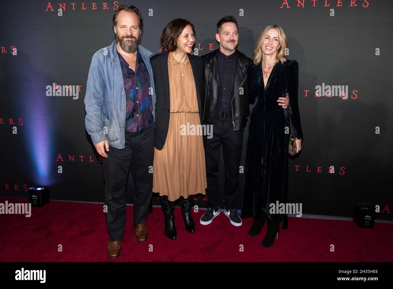 New York, États-Unis.25 octobre 2021.(G-D) Peter Sarsgaard, Maggie Gyllenhaal, Scott Cooper et Jocelyne Cooper assistent à la projection spéciale de « Antlers » au Regal Essex Crossing & RPX à New York, New York, le 25 octobre 2021.(Photo de Gabriele Holtermann/Sipa USA) crédit: SIPA USA/Alay Live News Banque D'Images