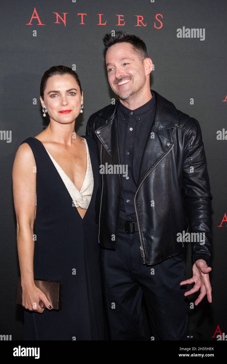 New York, États-Unis.25 octobre 2021.Keri Russell et Scott Cooper assistent à la projection spéciale de « Antlers » au Regal Essex Crossing & RPX à New York, New York, le 25 octobre 2021.(Photo de Gabriele Holtermann/Sipa USA) crédit: SIPA USA/Alay Live News Banque D'Images