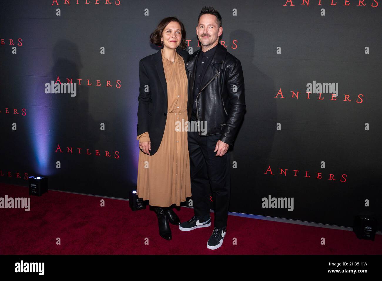 New York, États-Unis.25 octobre 2021.Maggie Gyllenhaal et Scott Cooper assistent à la projection spéciale de « Antlers » au Regal Essex Crossing & RPX à New York, New York, le 25 octobre 2021.(Photo de Gabriele Holtermann/Sipa USA) crédit: SIPA USA/Alay Live News Banque D'Images