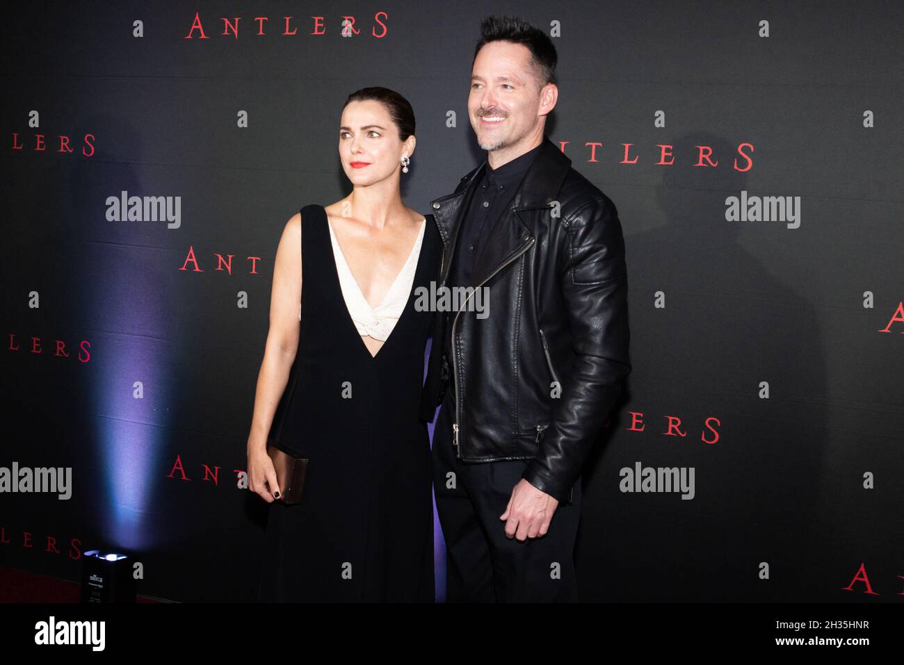 New York, États-Unis.25 octobre 2021.Keri Russell et Scott Cooper assistent à la projection spéciale de « Antlers » au Regal Essex Crossing & RPX à New York, New York, le 25 octobre 2021.(Photo de Gabriele Holtermann/Sipa USA) crédit: SIPA USA/Alay Live News Banque D'Images